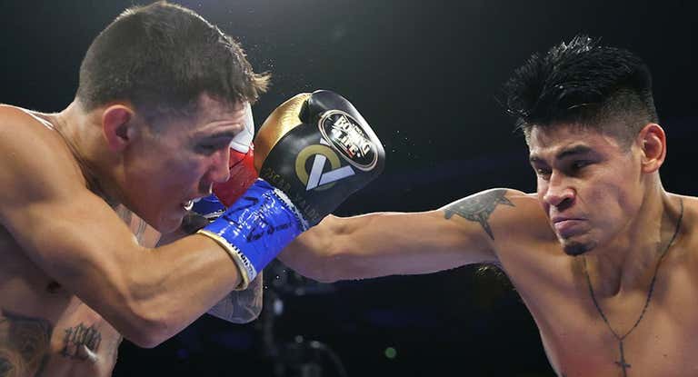 Emanuel Navarrete golpea a Óscar Valdez durante su combate.