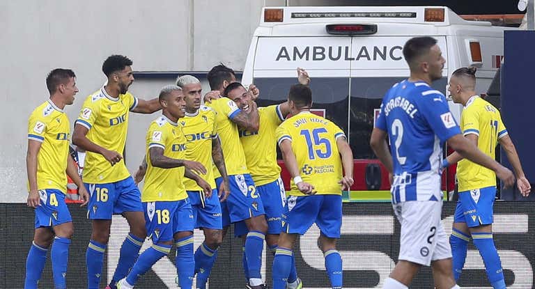 Los jugadores del Cádiz celebran el gol de Fede San Emeterio contra el Alavés.