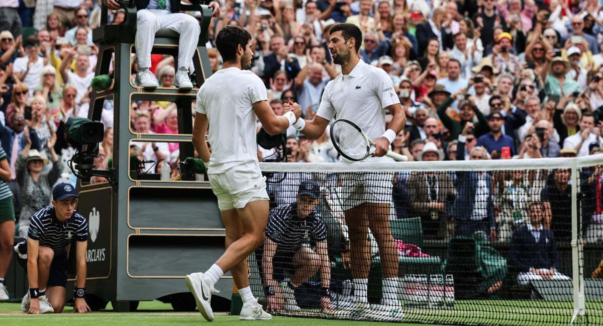 Alcaraz y Djokovic se saludan tras la final de Wimbledon./AFP