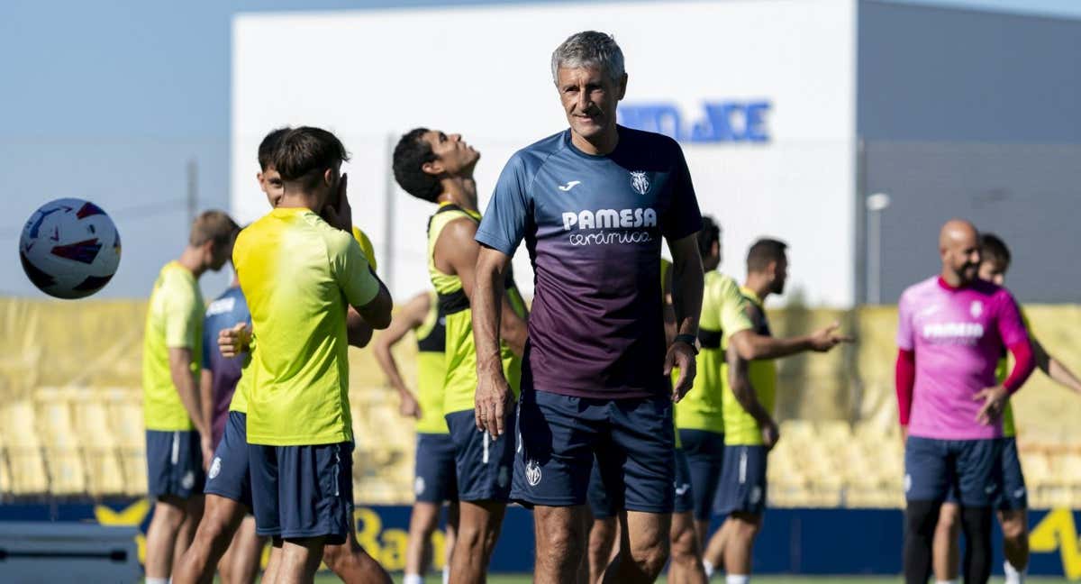 Quique Setién y la plantilla en un entrenamiento. /Villarreal C.F