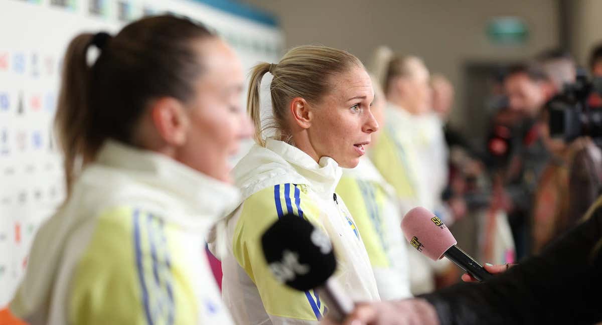 Jonna Andersson durante la zona mixta del partido ante Italia. /Getty