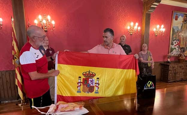 El Coronel Arturo Sánchez Risueño (jefe de equipo) en el Ayuntamiento de Jaca.  Cedida