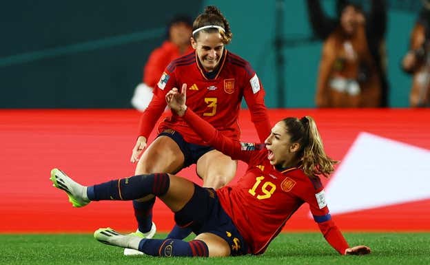 Olga Carmona celebrando el gol de la victoria.  REUTERS