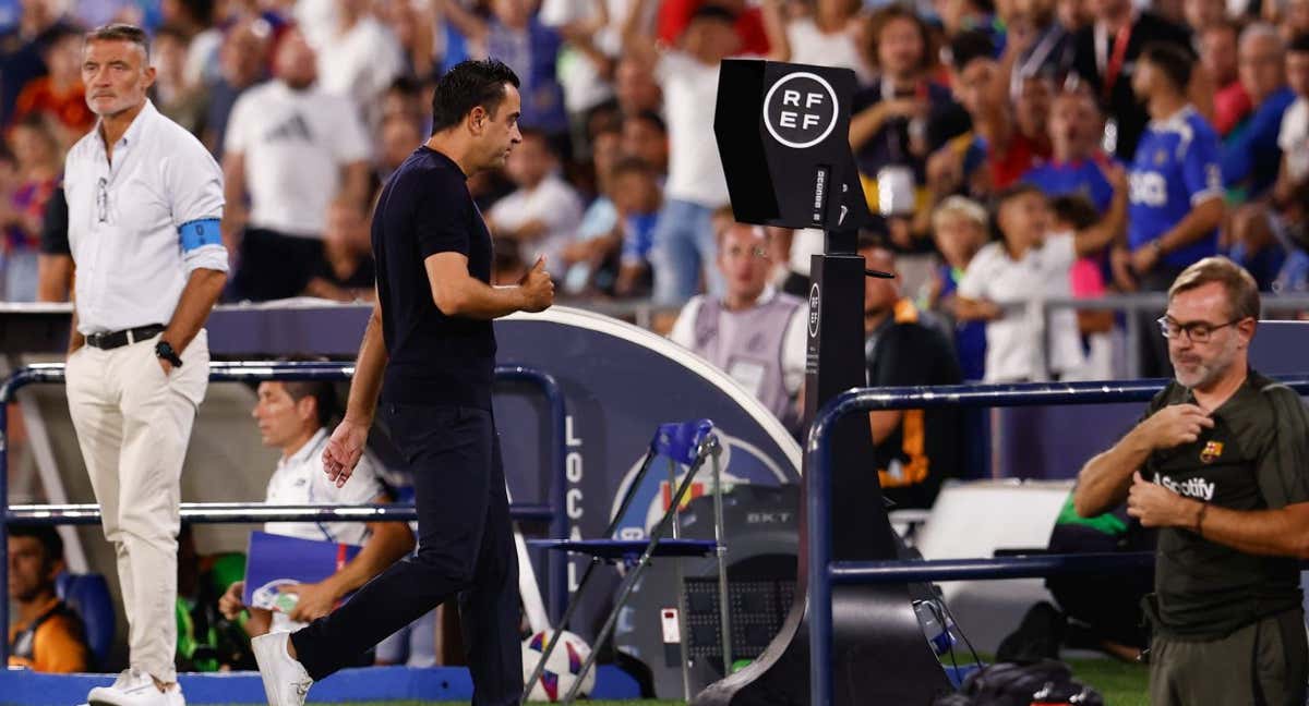 Xavi abandona el césped del Coliseum tras ser expulsado./EP