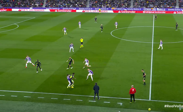Una vez recibe el brasileño, Fresneda le come el terreno.  WYSCOUT