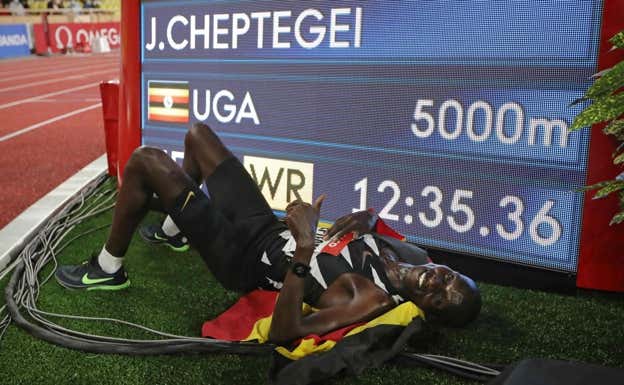 Joshua Cheptegei, tras conseguir el récord del mundo de los 5000 m. AFP