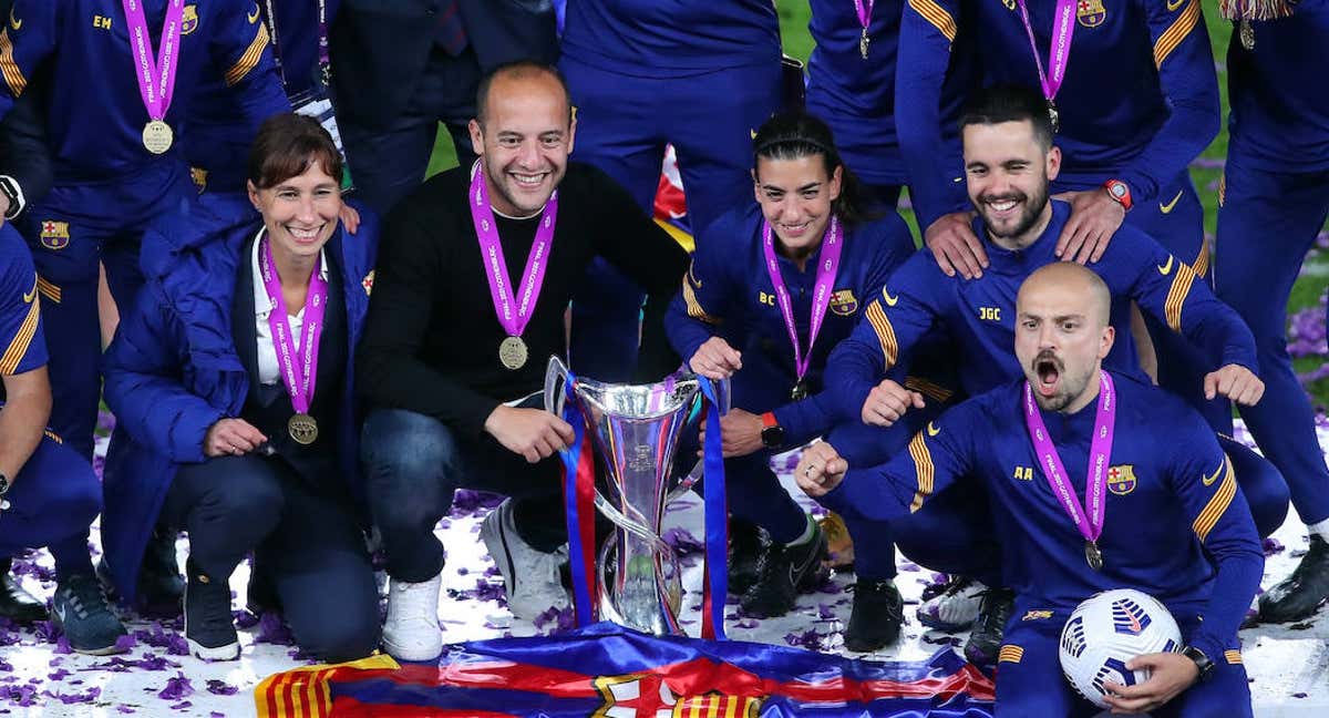 Lluís Cortés posa con su cuerpo técnico tras ganar la Champions con el Barça. /Getty