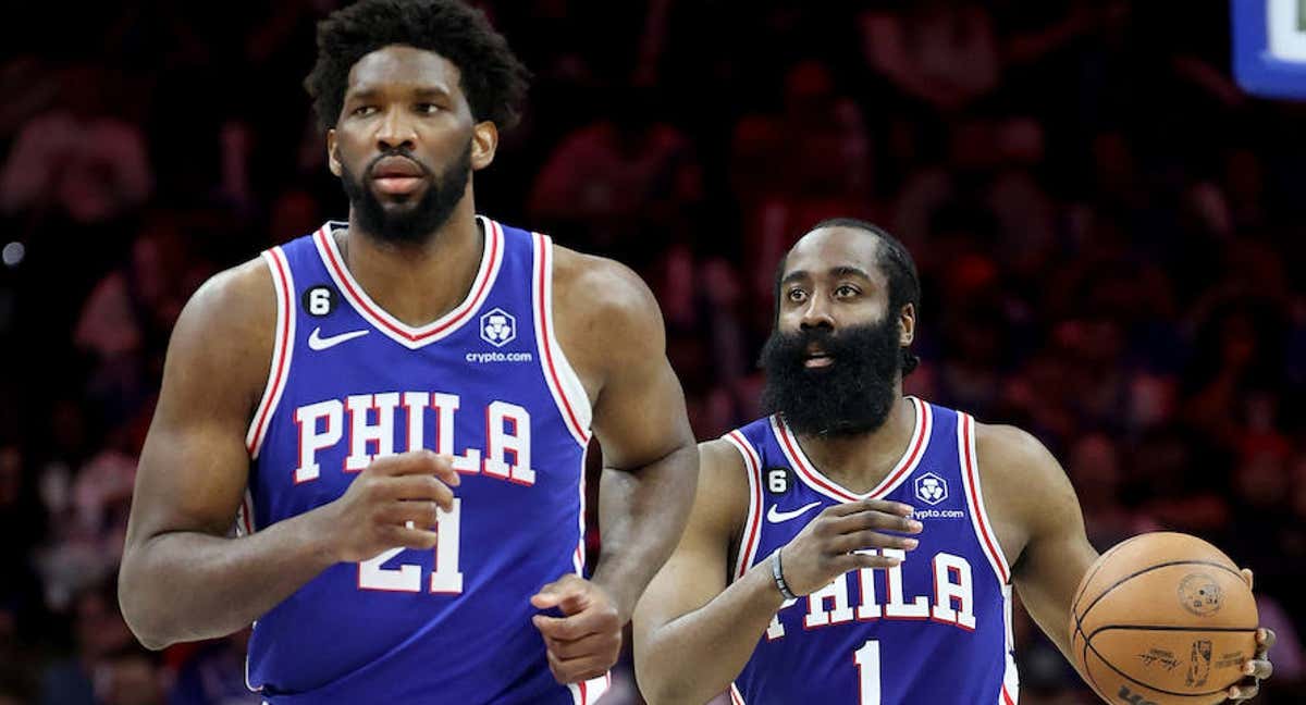 Joel Embiid y James Harden, en un partido con los Sixers. /Getty