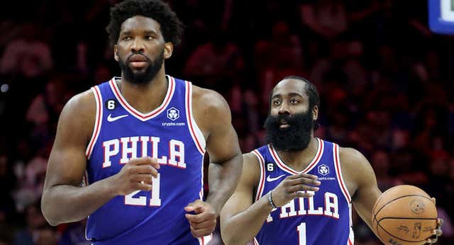 Joel Embiid es el mayor riesgo en el fuego cruzado entre Philadelphia y James Harden
