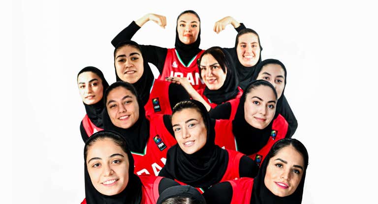 Jugadoras de la selección femenina de Irán, antes de comenzar la Copa asiática de baloncesto.