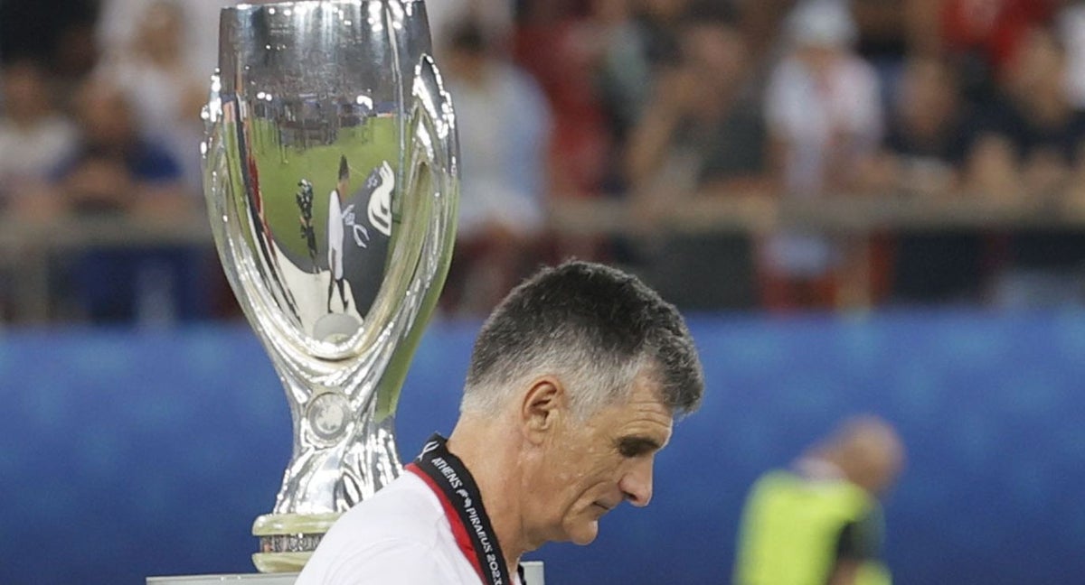 Mendilibar, cabizbajo, después de recoger la medalla de subcampeón de la Supercopa de Europa.
