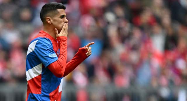 Y tras Joao, Xavi ya tiene el cromo que le faltaba: Cancelo