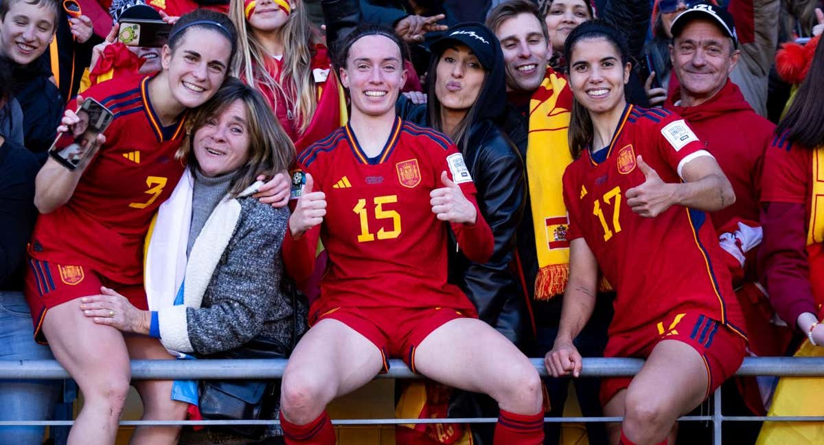 Teresa Abelleira, Eva Navarro y Alba Redondo, con algunos de los familiares que han viajado para el Mundial. /RFEF