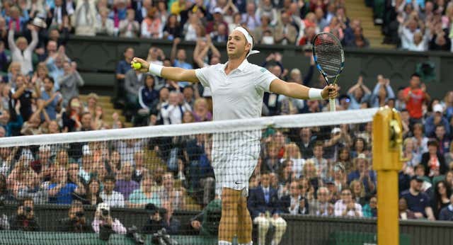 Desafió a Federer en Wimbledon y ahora pide dinero para seguir jugando: «Me vale hasta comida y cordajes»