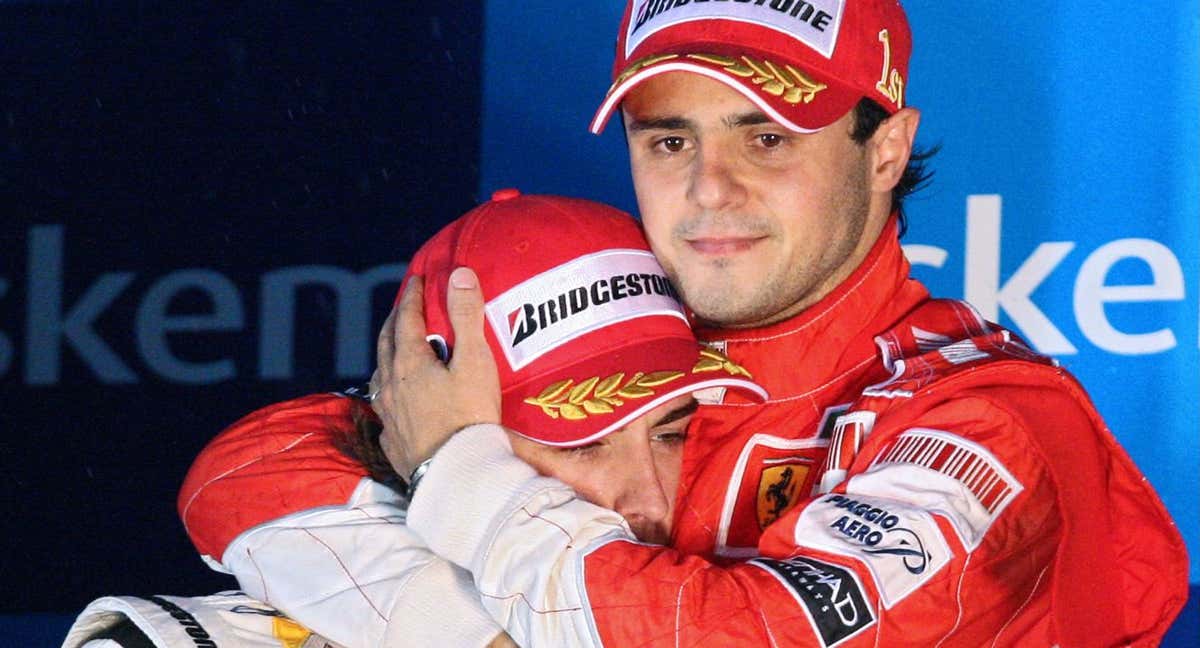 Massa abraza a Alonso en un podio de la temporada 2008./AFP