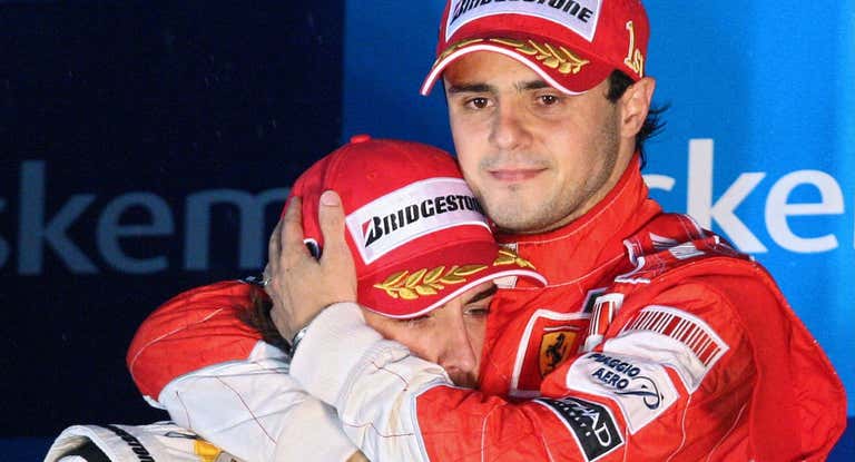 Massa abraza a Alonso en un podio de la temporada 2008.