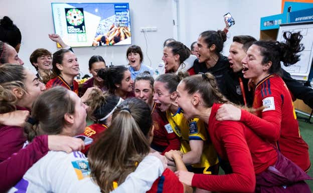 La Selección celebra en el vestuario tras su victoria ante Suecia. Pablo García/RFEF