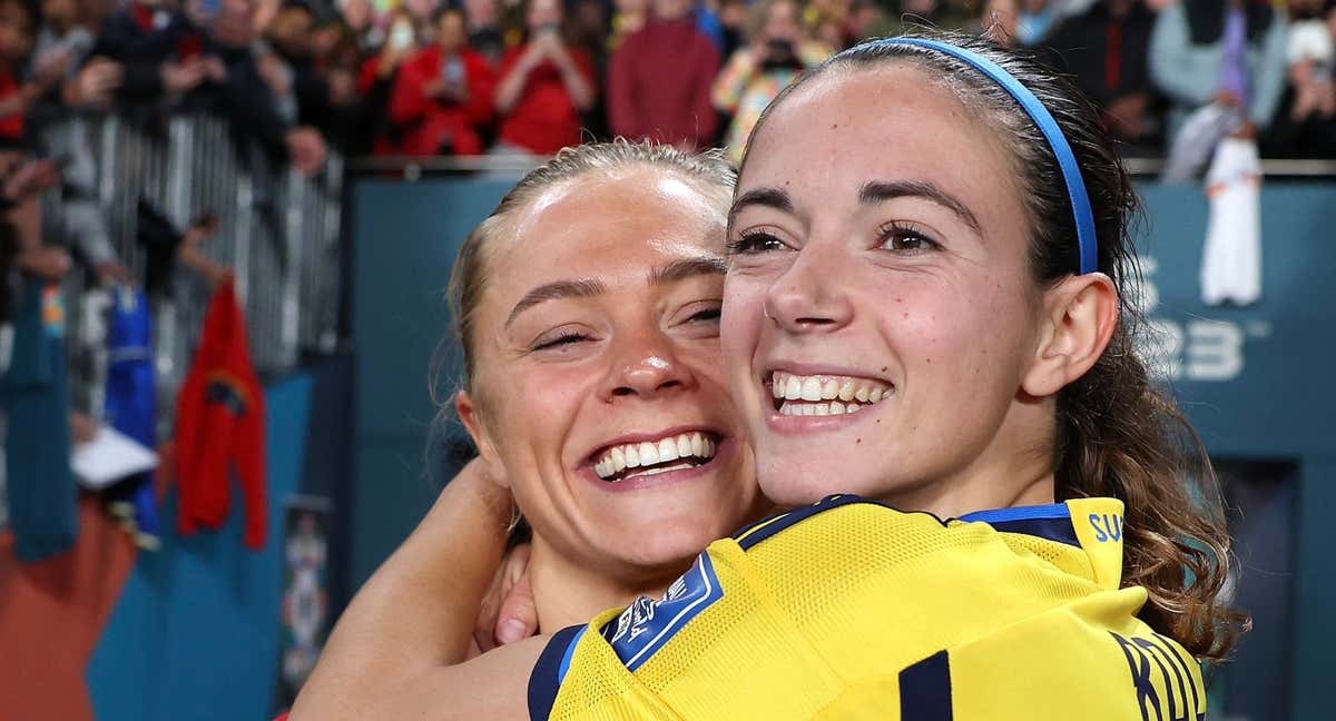 Aitana Bonmatí y Fridolina Rölfo durante un lance del juego en el partido entre España y Suecia. /Michael Bradley / AFP
