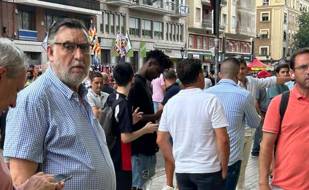 Sory Kaba y Luis Alonso, su representante y el de Amallah y Iván Jaime, captado por Relevo.  N. Sanchis
