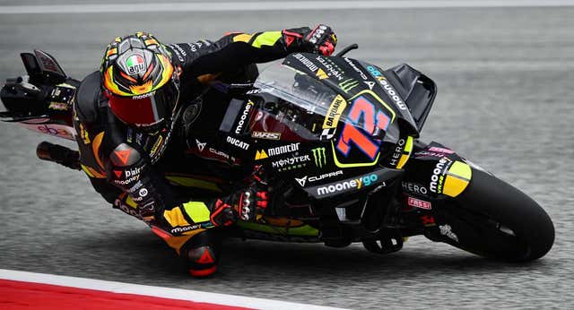Bezzecchi rompe el récord, es escoltado por Rossi y Márquez aprieta sin éxito