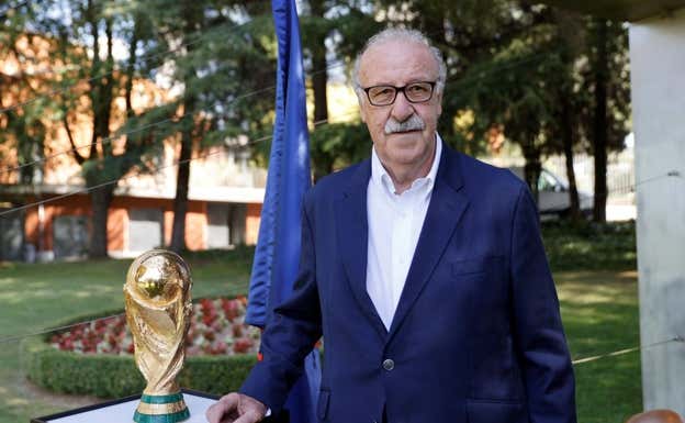 Del Bosque posa con la copa del mundo. AGENCIAS
