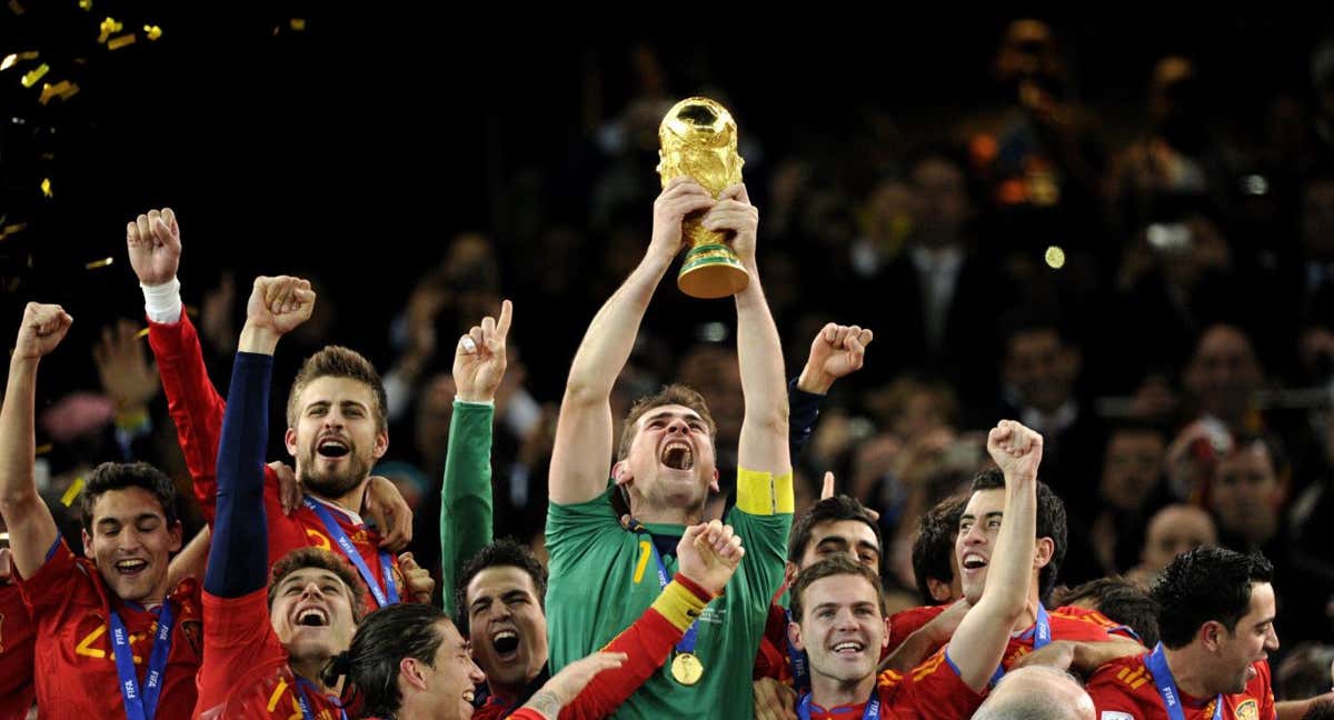 Iker Casillas levanta el título de Campeones del Mundo.