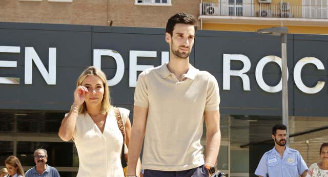 Sergio Rico sale del hospital: «El cerebro es inteligente y borra este tipo de sucesos»