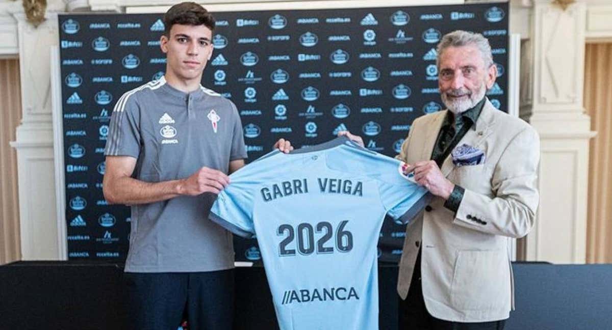 Gabri Veiga y Carlos Mouriño, el día de la renovación del canterano. /RC Celta