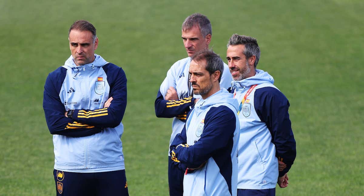 Jorge Vilda y su cuerpo técnico durante un entrenamiento previo a la final del Mundial. /Getty