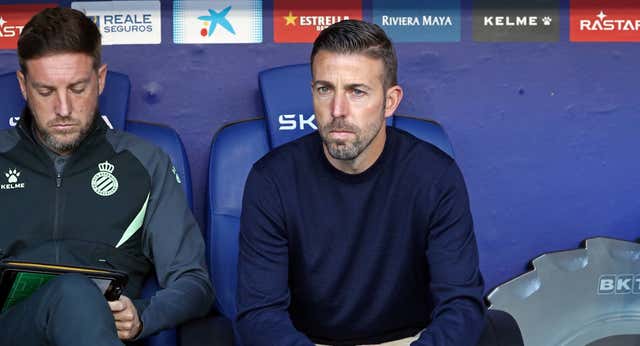 El Espanyol logra su primera victoria sumido en una guerra fría: «No sabemos quién está al mando»