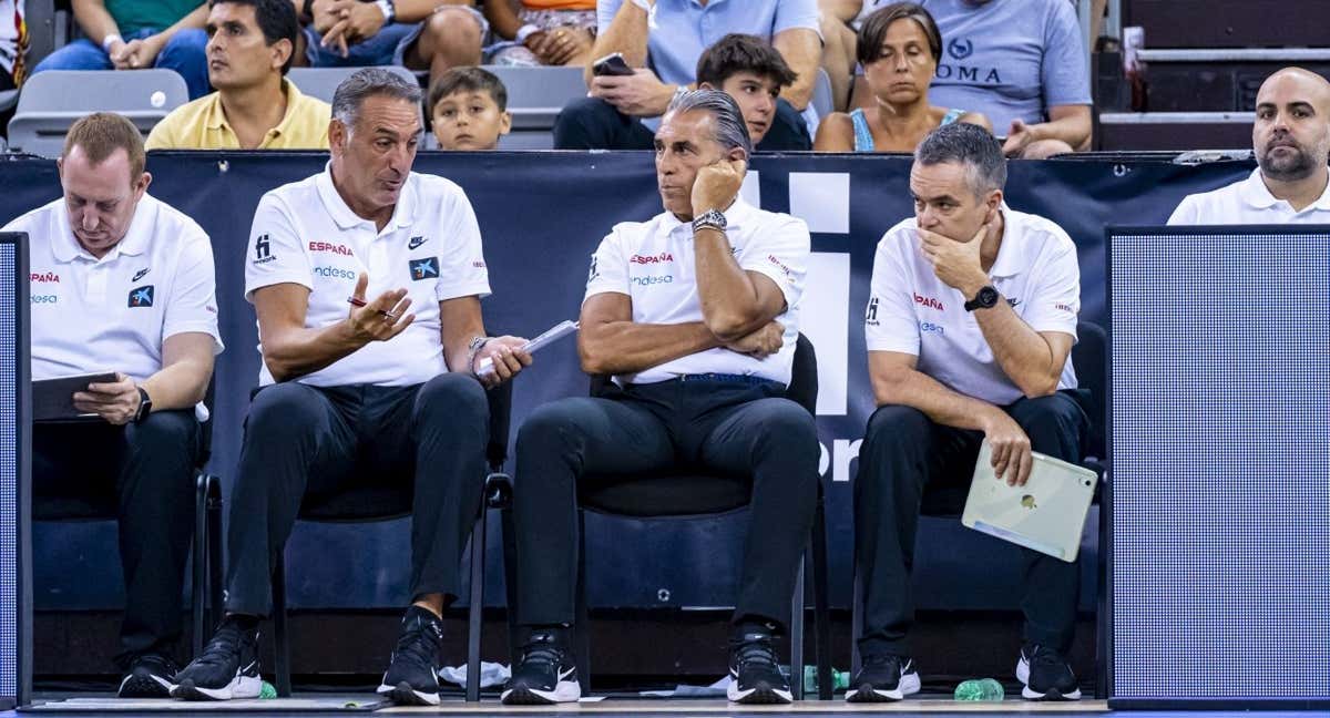 Luis Guil habla con Sergio Scariolo en el banquillo de España durante el torneo de Granada.