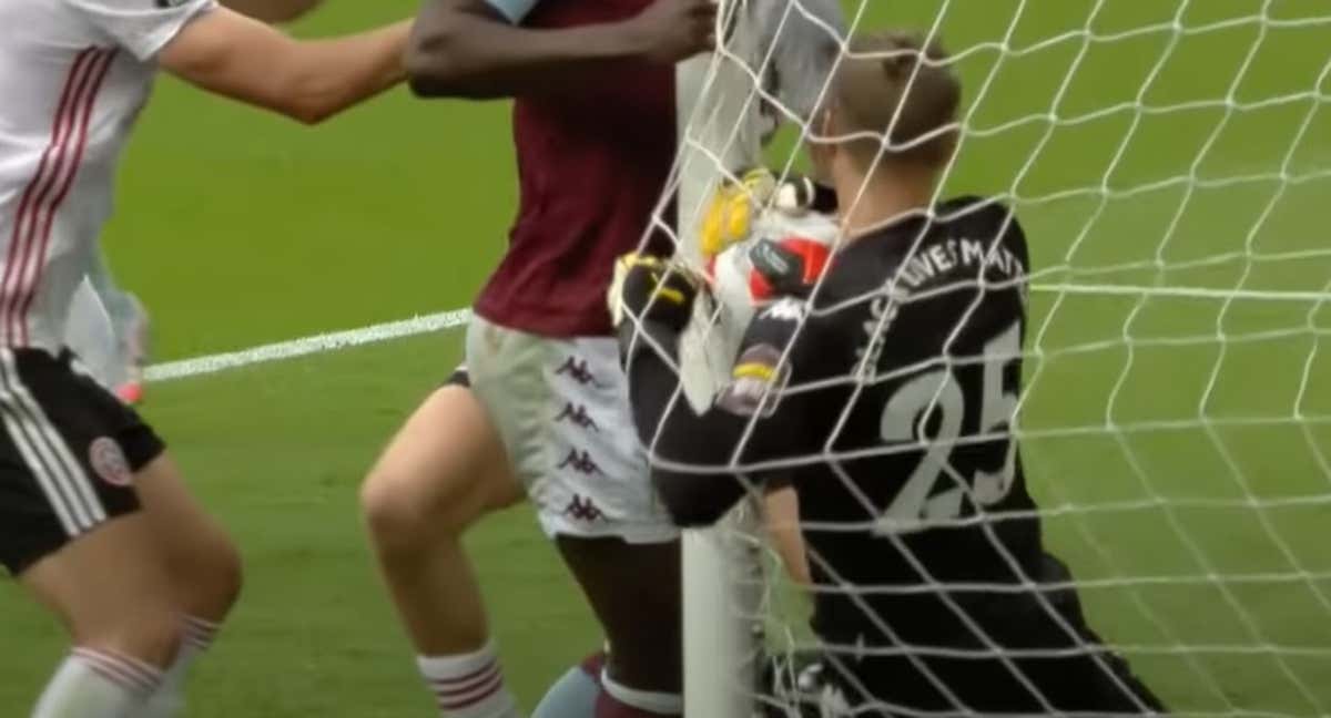 La acción de Nyland que no fue corregida por el ojo de halcón en el Aston Villa-Sheffield United. /YOUTUBE SHEFFIELD UNITED