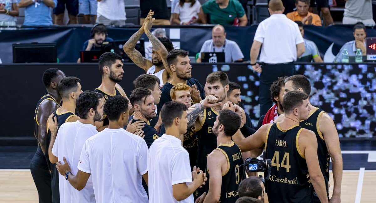 Los jugadores de la Selección, con Alberto Díaz en el centro, se saludan tras el partido ante Canadá. /FEB