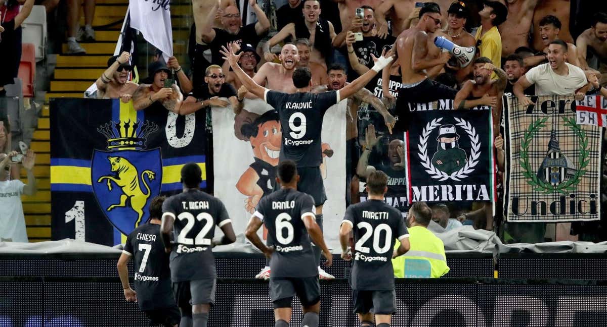 Vlahovic celebra uno de los goles de la Juventus.