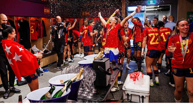 La Selección española celebra el título en el vestuario.
