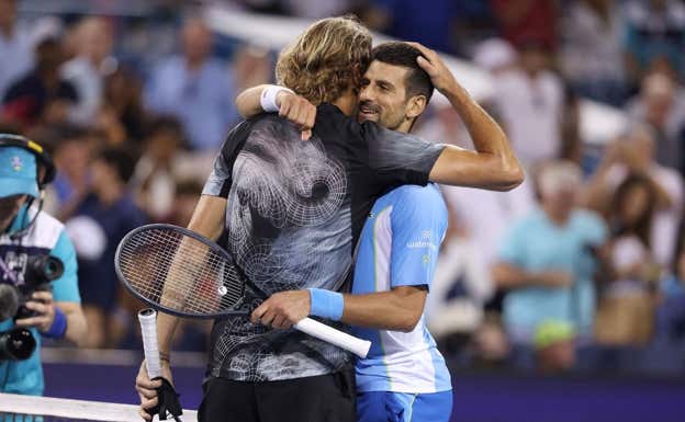 Djokovic se abraza a Zverev tras derrotarle en Cincinnati. AFP