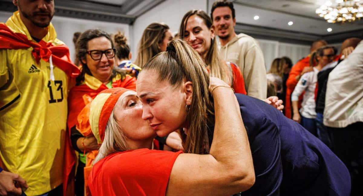 Los familiares de las jugadoras sorprenden a la Selección antes de la final del Mundial. /RFEF