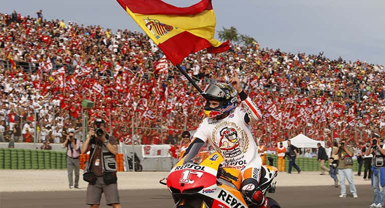 Marc Márquez tras conseguir su primer título en MotoGP con la bandera de España.