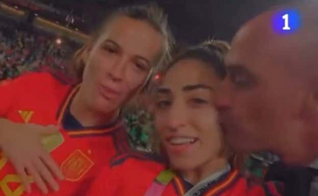 Imagen de la señal televisiva en la que Luis Rubiales se abalanza sobre Olga Carmona y la besa en la mejilla.  TVE