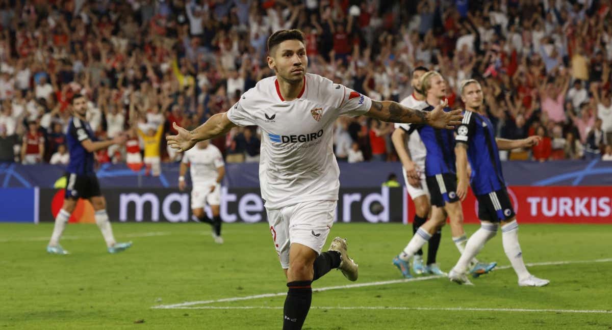Montiel celebra un gol con el Sevilla.
