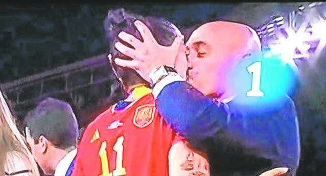 Rubiales avergüenza a España