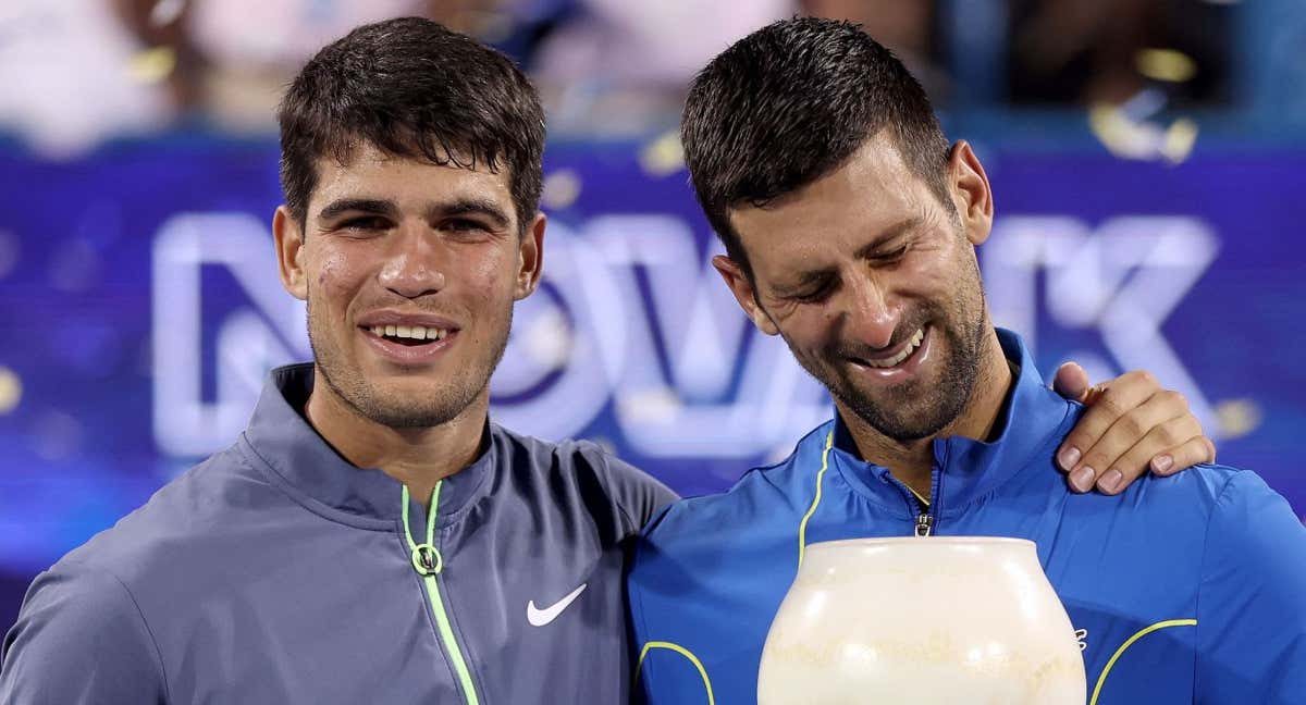 Alcaraz y Djokovic en la entrega de trofeos de Cincinnati./AFP