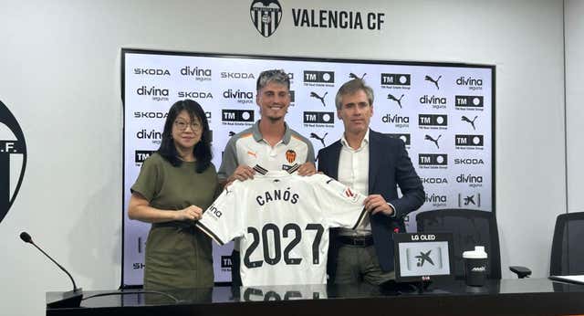 Sergi Canós, al borde de las lágrimas en su presentación con el Valencia: «Mi madre estaría orgullosa»
