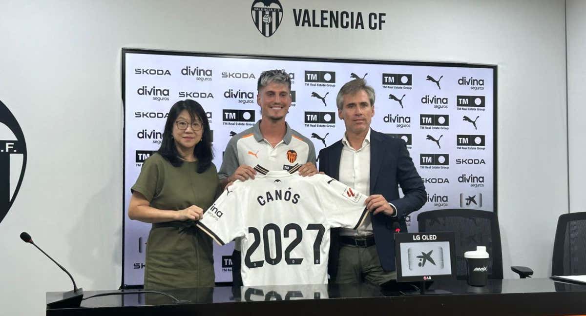 Sergi Canós en su presentación con Miguel Corona y Lay Hoon.