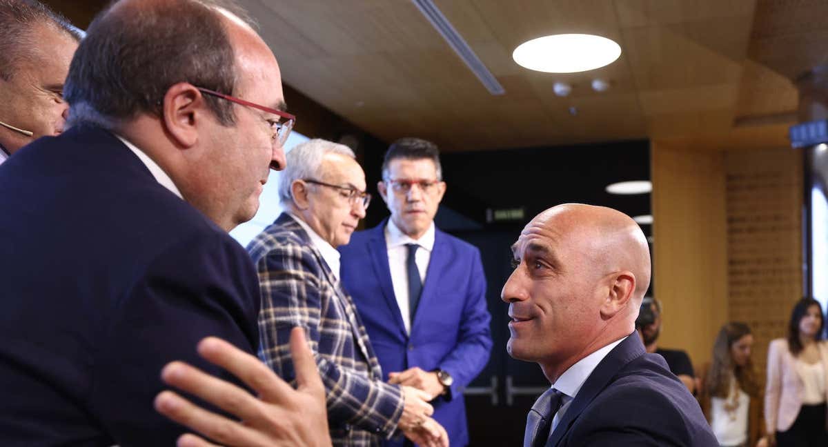 Miquel Iceta, en un acto con Luis Rubiales./GETTY