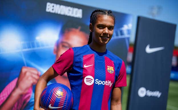 Esmee posa con los colores del Barça.  FC BARCELONA