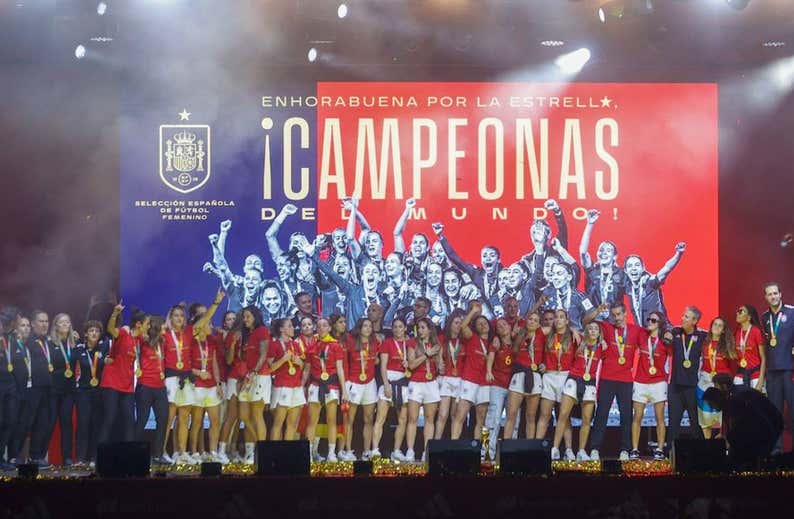 El fiestón de las campeonas: el 'Ferrari' de Misa, el tercer plano de Alexia...