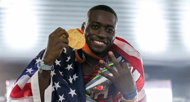 El campeón del mundo Holloway ya espera a Asier Martínez: «Lo he acogido bajo mi protección»