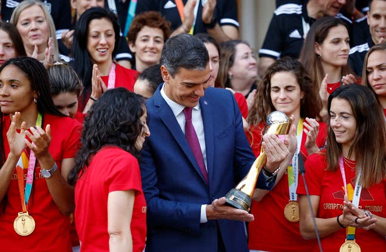 Sánchez otorgará la Medalla al Mérito Deportivo a las campeonas y lanza un dardo: «Debe ser el siglo de la igualdad real»