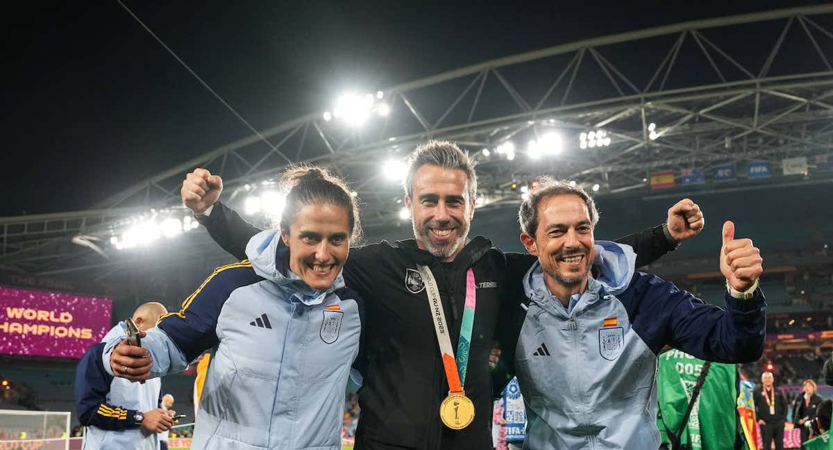 Montse Tomé, Jorge Vilda y Kenio Gonzalo tras ganar el Mundial. /Getty